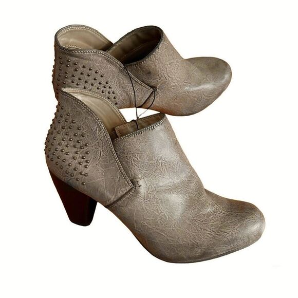 SBICCA Taupe Studded Stacked Heel Ankle Boots 9W - Picture 1 of 8